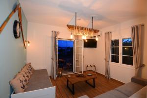 Televízia a/alebo spoločenská miestnosť v ubytovaní Deck1Syros Premium Apartments