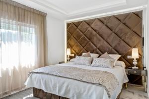 Posteľ alebo postele v izbe v ubytovaní Luxury Villa Marbella with nice garden, Pool and Jacuzzi BY Varenso Holidays + 37 fotografií