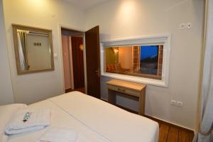 Posteľ alebo postele v izbe v ubytovaní Deck1Syros Premium Apartments