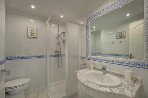 uma casa de banho com um WC, um lavatório e um chuveiro em Sea View Puerto Banús Apt SAUNA + PARKING - RDR165 em Marbella