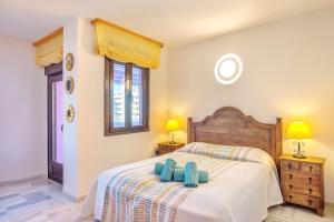 um quarto com uma cama com duas almofadas azuis em Sea View Puerto Banús Apt SAUNA + PARKING - RDR165 em Marbella