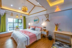 Tongli Slowlife River View Inn客房内的一张或多张床位