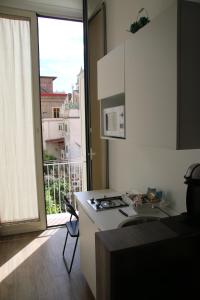 een keuken met een aanrecht en een raam met een balkon bij Da Ninì in Vico Equense