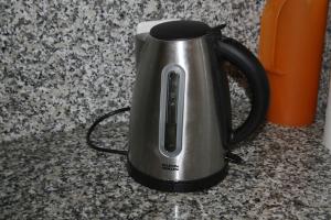 a tea kettle sitting on top of a counter at Agri Scinghiöra in Brontallo