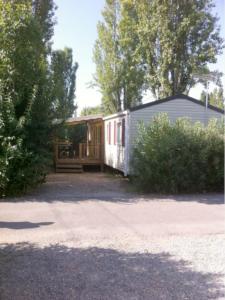 a caravan with a garage and a house at GRAND MOBILEHOME PROCHE COMMODITE FO10 in Fréjus