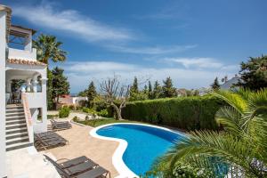 Bazén v ubytovaní Luxury Villa Marbella with nice garden, Pool and Jacuzzi BY Varenso Holidays alebo v jeho blízkosti