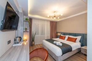 una habitación de hotel con una cama y un televisor en Nika otel & cafe, en Estambul