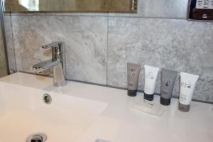 A bathroom at Badgers Mount Hotel 