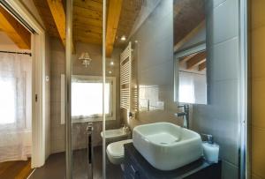 維洛納的住宿－Dimore Verona Residenza Zeno，一间带水槽和镜子的浴室