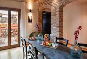 a dining room with a table with fruit on it at B&B Casin dei Nobili in Venice
