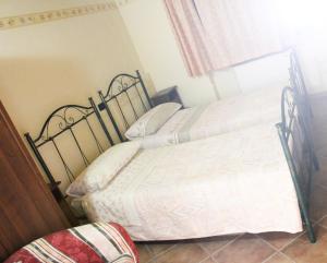 two twin beds in a bedroom with a window at La Fattoria in Cusano Mutri