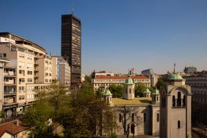 Blick auf eine Stadt mit einem hohen Gebäude in der Unterkunft City Place Apartments in Belgrad