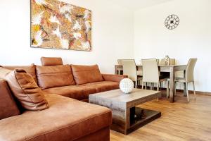 uma sala de estar com um sofá e uma mesa em City Place Apartments em Belgrado