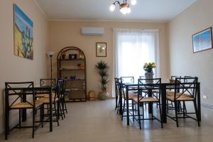 a dining room with a table and chairs at Alloggio della Posta Vecchia in Agrigento