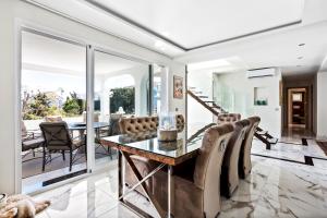 Posedenie v ubytovaní Luxury Villa Marbella with nice garden, Pool and Jacuzzi BY Varenso Holidays