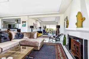 Posedenie v ubytovaní Luxury Villa Marbella with nice garden, Pool and Jacuzzi BY Varenso Holidays
