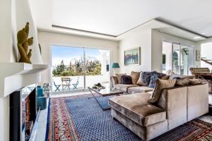 Posedenie v ubytovaní Luxury Villa Marbella with nice garden, Pool and Jacuzzi BY Varenso Holidays
