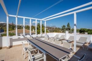 Balkón alebo terasa v ubytovaní Luxury Villa Marbella with nice garden, Pool and Jacuzzi BY Varenso Holidays