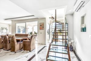 Posedenie v ubytovaní Luxury Villa Marbella with nice garden, Pool and Jacuzzi BY Varenso Holidays