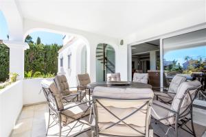 Balkón alebo terasa v ubytovaní Luxury Villa Marbella with nice garden, Pool and Jacuzzi BY Varenso Holidays