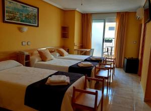 Postel nebo postele na pokoji v ubytování Hotel Alaska + 37 fotografií