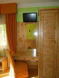 TV a/nebo společenská místnost v ubytování Hotel al Sole