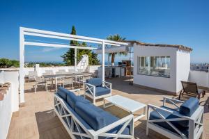 Balkón alebo terasa v ubytovaní Luxury Villa Marbella with nice garden, Pool and Jacuzzi BY Varenso Holidays