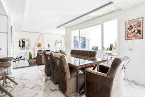 Posedenie v ubytovaní Luxury Villa Marbella with nice garden, Pool and Jacuzzi BY Varenso Holidays
