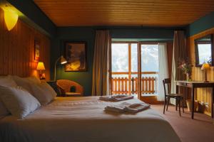 Llit o llits en una habitació de Hôtel Plein Ciel