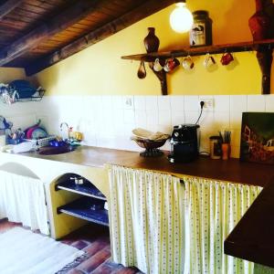 een keuken met een aanrecht met een wastafel en een aanrecht bij Casa do Pátio- Bed & Breakfast- City Center in Portalegre