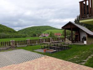 einen Picknickbereich mit Picknicktischen und einem Pavillon in der Unterkunft Eden House in Dubová