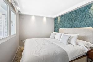Posteľ alebo postele v izbe v ubytovaní Luxury Villa Marbella with nice garden, Pool and Jacuzzi BY Varenso Holidays
