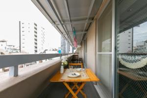 una mesa pequeña en el balcón de un edificio en Shinjuku Hana Luxury House en Tokio