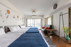 1 dormitorio con 1 cama grande y 1 sofá en Shinjuku Hana Luxury House en Tokio
