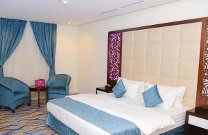 Giường trong phòng chung tại Aster Hotel