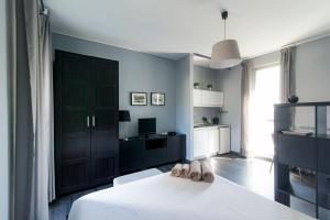 - une chambre dotée d'un lit avec des chaussures dans l'établissement Via Mentana 32 - The House Of Travelers, à Côme