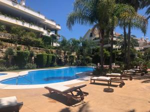 Bazén v ubytovaní Luxury apartment at Lomas del Rey, Puente Romano alebo v jeho blízkosti