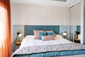 Posteľ alebo postele v izbe v ubytovaní Luxury Villa Marbella with nice garden, Pool and Jacuzzi BY Varenso Holidays