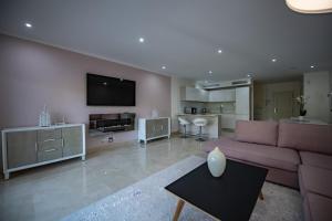 Televízia a/alebo spoločenská miestnosť v ubytovaní Luxury apartment at Lomas del Rey, Puente Romano