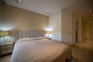 Posteľ alebo postele v izbe v ubytovaní Luxury apartment at Lomas del Rey, Puente Romano