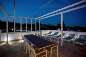 Fotografia z galérie ubytovania Luxury Villa Marbella with nice garden, Pool and Jacuzzi BY Varenso Holidays v Marbelli