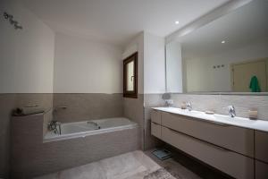 Kúpeľňa v ubytovaní Luxury apartment at Lomas del Rey, Puente Romano