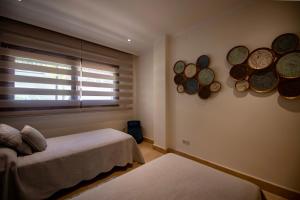 Posteľ alebo postele v izbe v ubytovaní Luxury apartment at Lomas del Rey, Puente Romano