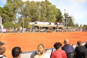 a crowd of people watching a tennis match on a court at Sweet Home Olivares in Olavarría