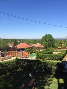 Blick auf einen Garten mit Spielplatz in der Unterkunft krushunska panorama in Krushuna