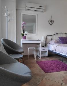 1 dormitorio con cama, escritorio y silla en COSTABELLA VISTA, en Rijeka