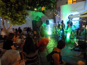 una multitud de personas viendo una banda en un escenario en Casa do Pátio- Bed & Breakfast- City Center en Portalegre