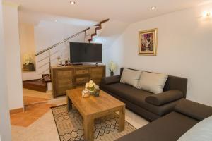uma sala de estar com um sofá e uma televisão em Villa Lanterna em Prapatnica