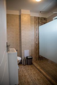 a bathroom with a toilet and a sink at Analeya in Eforie Nord