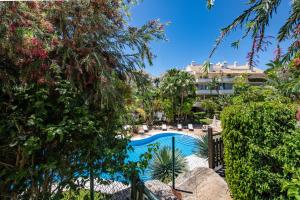 Bazén v ubytovaní Luxury apartment at Lomas del Rey, Puente Romano alebo v jeho blízkosti